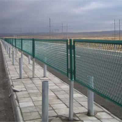 高速公路护栏网用途详解 守护行车安全的“无名英雄”